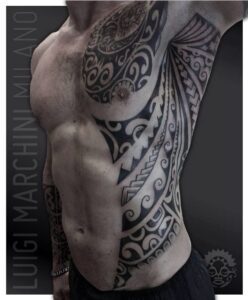 tatuagem masculina tribal no peito