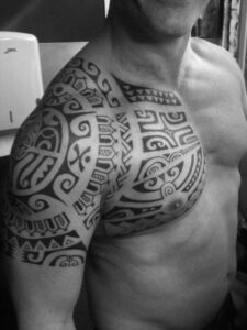 tatuagem tribal no peito masculino