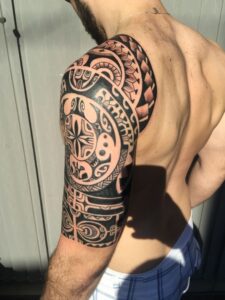 tatuagem masculina no braço preto e branca