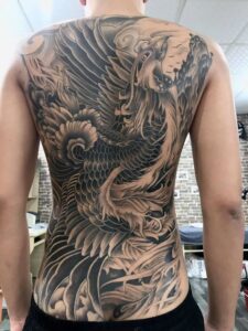 tatuagem oriental nas costas fechadas 