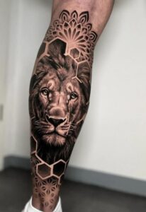 tatuagem de leao na panturilha masculina