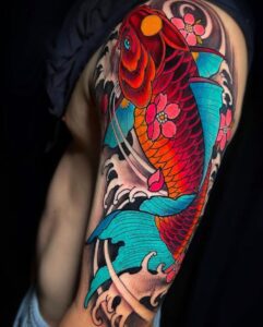 tatuagem oriental carpa colorida no braço