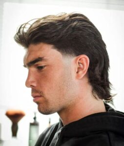 corte mullet masculino com topete liso 