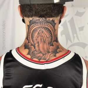 tatuagem no pescoço, na nuca masculina