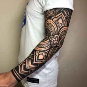 tatuagem tribal com braço fechado