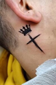 tatuagem de cruz no pescoço masculino